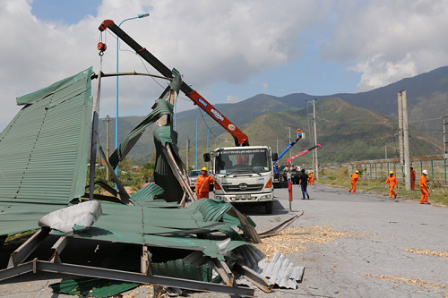 Hơn 900 công nhân tham gia sửa điện tại Quảng Bình