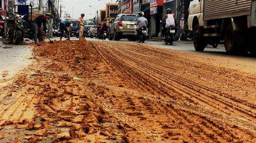 TP.Hồ Chí Minh đường phố như ruộng cày do xe ben rải đất