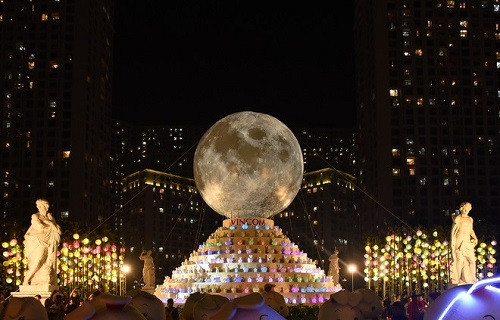 Kỷ lục đèn mặt trăng lớn nhất Việt Nam xuất hiện ở Royal City