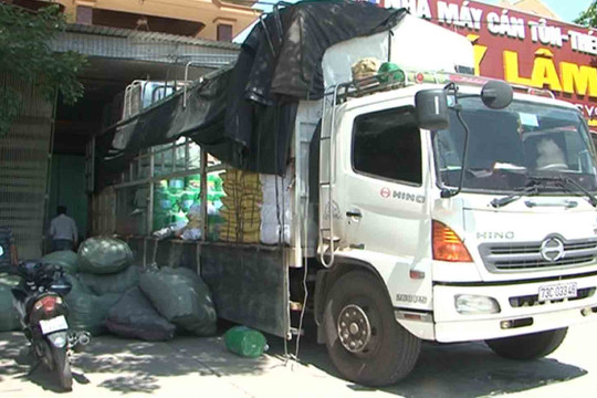 Thừa Thiên – Huế: Một xe tải chở hàng lậu trị giá khoảng 400 triệu bị bắt giữ