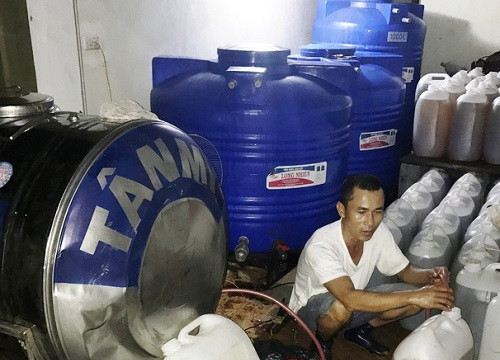 Nghệ An: Bắt quả tang sang chiết hơn 5000 lít dầu ăn giả