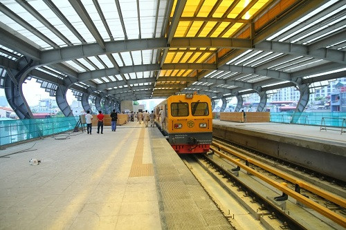 Tàu sắt chạy thử trên đường sắt Cát Linh-Hà Đông nhưng chưa vận hành