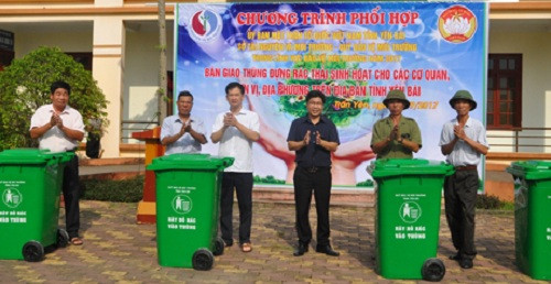 Yên Bái: Bàn giao 80 thùng rác sinh hoạt cho huyện Trấn Yên
