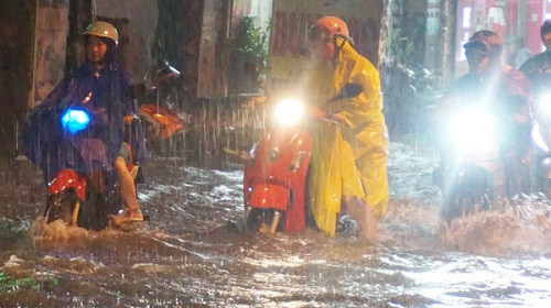TP.Hồ Chí Minh: Mưa lớn gây ngập lụt tại nhiều tuyến đường