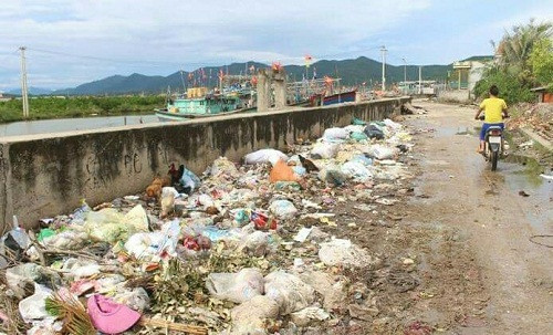 Nghệ An: Báo động ô nhiễm môi trường tuyến đê biển Quỳnh Phương