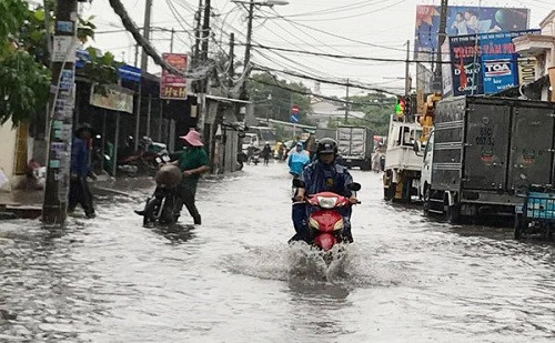 Đầu tuần mưa lớn gây ngập lụt nhiều tuyến đường ở Sài Gòn