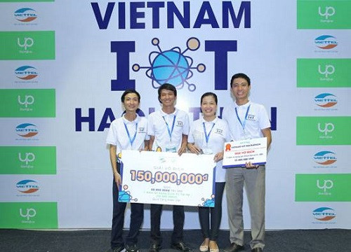 Đại học Lạc Hồng vô địch cuộc thi Việt Nam IOT HACKATHON 2017 với bảng điện thông minh