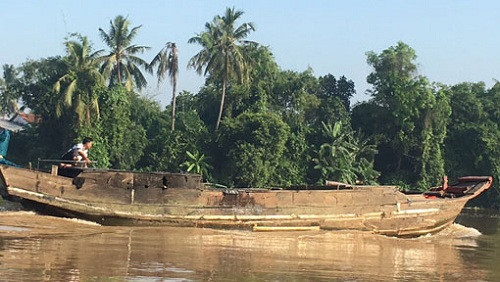 Bình Dương: Bắt quả tang 2 ghe đang khai thác cát lậu trên sông Đồng Nai