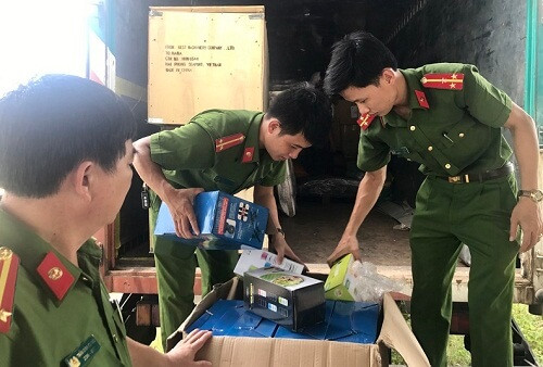 Quảng Bình: Bắt giữ xe tải vận chuyển số lượng lớn hàng nhập lậu