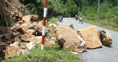 Quảng Ngãi: Sạt lở núi tỉnh lộ 622B tại huyện Tây Trà