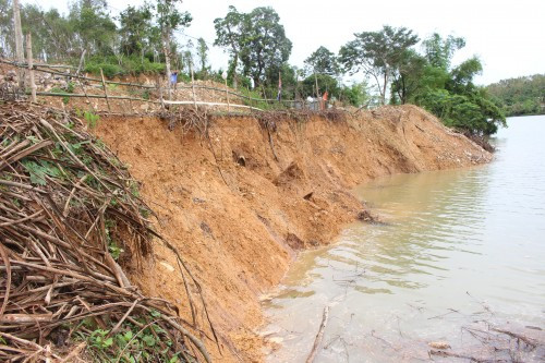 Quảng Bình: Sông Son sạt lở nghiêm trọng, dân lo mất nhà
