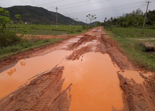 Quảng Bình: Người dân khốn khổ vì đường lầy như ruộng