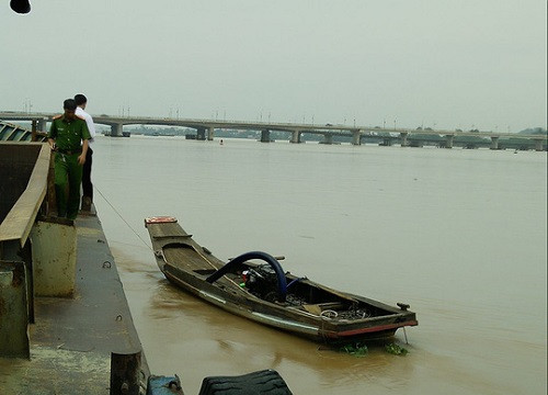 Nổ súng trấn áp hành vi khai thác cát trái phép trên sông Đồng Nai