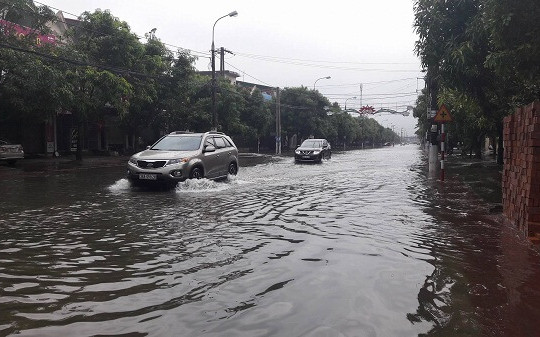 Hà Tĩnh:  Áp thấp nhiệt đới gây mưa lớn, đường phố biến thành sông