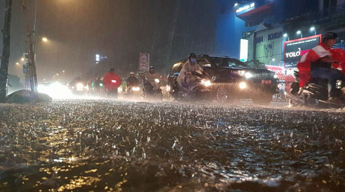 Hà Nội: Mưa như trút nước, khu vực nội thành có nguy cơ ngập lụt