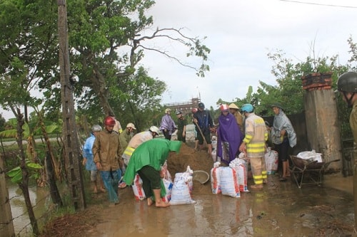 Thanh Hóa vỡ đê, 100 hộ dân chìm trong nước