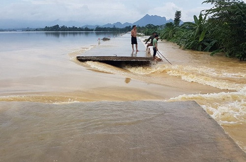 Hà Nội: Vỡ đê Bùi 2 Chương Mỹ, nước ngập nóc nhà dân