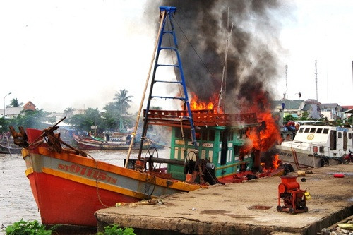 Cháy tàu cá ở Sóc Trăng, thiệt hại trên 300 triệu đồng