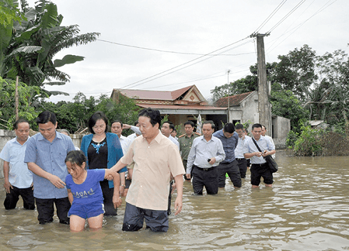 Bộ trưởng Trần Hồng Hà thị sát lũ lụt, tặng quà cho người dân Thanh Hóa