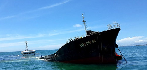 21.000 lít dầu trên tàu chở thép chìm ở biển Ninh Thuận bị ‘bốc hơi’