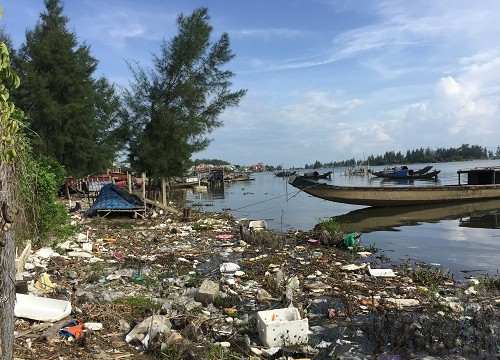 Thừa Thiên-Huế: Phá Tam Giang…tràn ngập rác thải