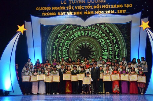 Tuyên dương 127 cá nhân tiêu biểu ngành Giáo dục