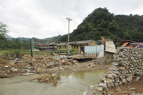 Sơn La: Huyện Phù Yên vẫn còn 2 xã bị cô lập sau lũ quét