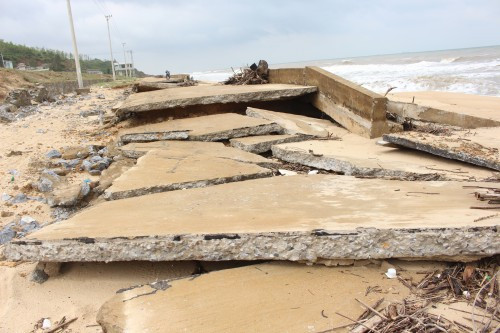 Quảng Bình: Kè đê biển xã Hải Trạch hư hỏng nặng