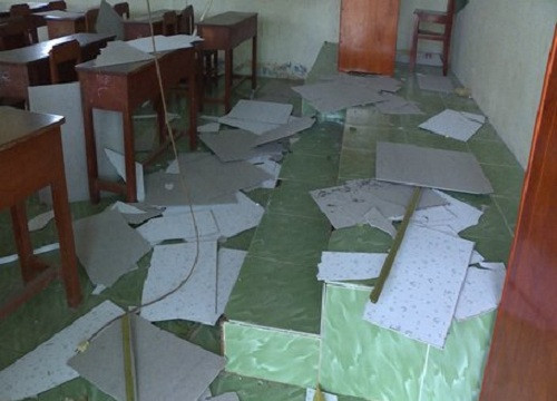 Vĩnh Long: Sập la phông phòng học, 9 học sinh nhập viện là do gió lốc