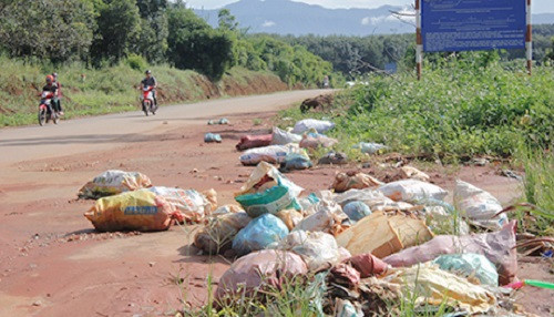 Kon Tum: Tái diễn tình trạng vứt rác thải bừa bãi ven Quốc lộ 40