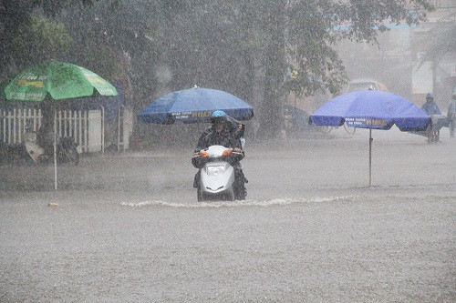 Lâm Đồng: TP.Bảo Lộc đường phố biến thành “sông” nước tràn vào nhà gần 20 hộ dân