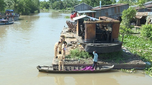 Vĩnh Long: Gần 20 tấn lúa bị chìm do va chạm sà lan