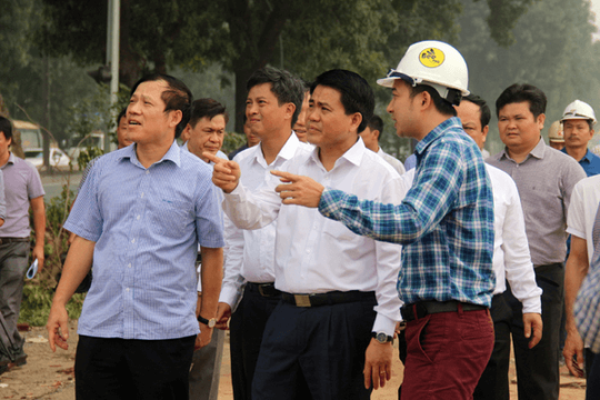 Chủ tịch TP Hà Nội kiểm tra đột xuất việc di chuyển cây xanh trên đường Phạm Văn Đồng