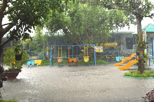 Đồng Tháp: Hoạt động nhà trường bị ảnh hưởng do mưa ngập sân trường