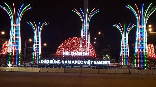 TP.Đà Nẵng rực rỡ đèn hoa chuẩn bị cho Tuần lễ Cấp cao APEC 2017