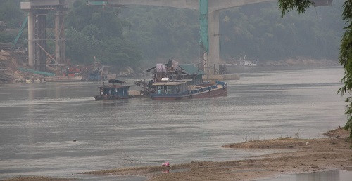 Tuyên Quang: Bắt giữ tàu khai thác cát trái phép trên sông Lô