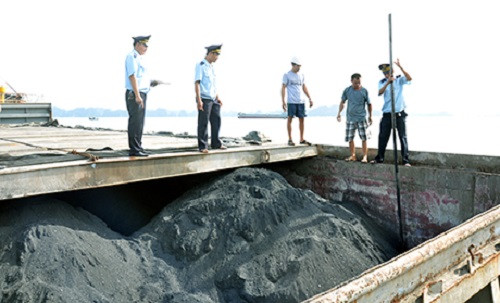 Quảng Ninh: Phát hiện tàu chở hơn 135 tấn than cám không giấy tờ