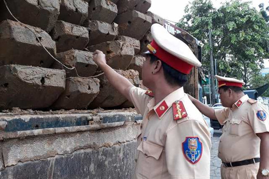 Thừa Thiên – Huế: Phát hiện xe tải chở gần 5m3 gỗ không rõ nguồn gốc