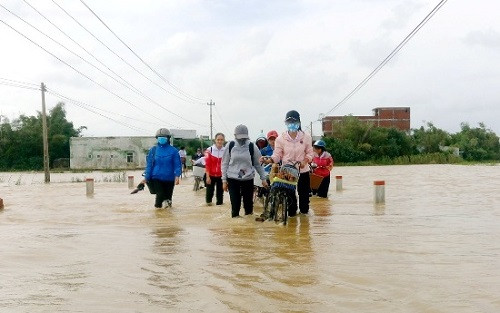 Bình Định: Mưa lớn gây ngập lụt ở nhiều địa phương, học sinh phải nghỉ học