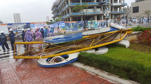 Đà Nẵng: Cổng chào, cây cối gãy la liệt do ảnh của cơn bão Damrey