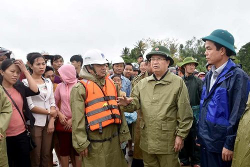 Phó Thủ tướng Trịnh Đình Dũng thăm hỏi người dân bị lũ cô lập tại Quảng Ngãi
