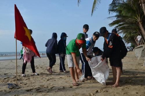300 giáo viên và học sinh làm sạch bãi biển