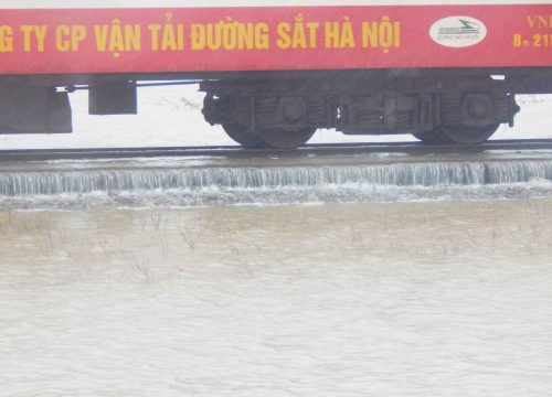 Thừa Thiên – Huế: Nước lũ tràn đường sắt Bắc – Nam