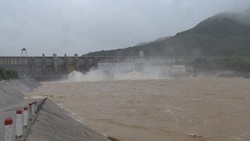 Bình Định thiệt hại lớn do bão số 12, hồ thủy lợi tiến hành điều tiết lũ
