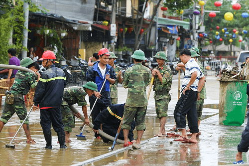 Tạnh mưa người dân Hội An “chạy nước rút” dọn vệ sinh môi trường đón APEC
