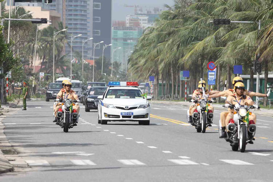Cận cảnh dàn xe khủng chở Tổng thống Mỹ đến dự APEC tại Đà Nẵng