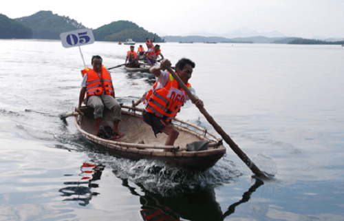 Hào hứng Lễ hội đua thuyền trên hồ Thác Bà