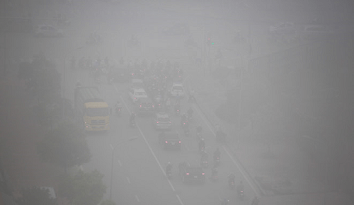 Hà Nội sương mù phủ kín, giao thông đi lại khó khăn