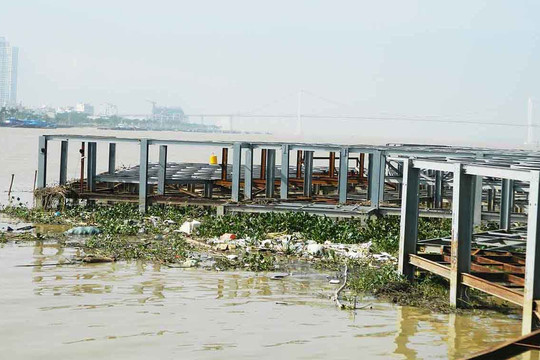 Sông Hàn Đà Nẵng nhếch nhác do bị ảnh hưởng bởi cơn bão 12