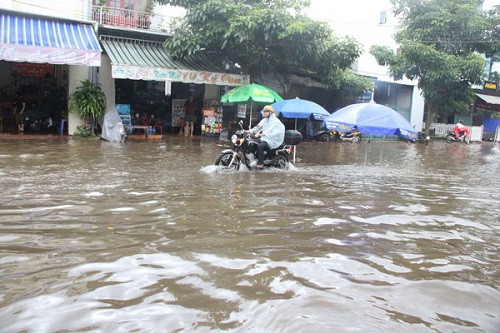 Sau cơn mưa, TP Bảo Lộc (Lâm Đồng) đường biến thành sông và hơn 20 hộ dân ngập sâu
